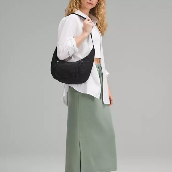 Lululemon Slouchy Sling Bag 6L Black - Picture 2 of 7